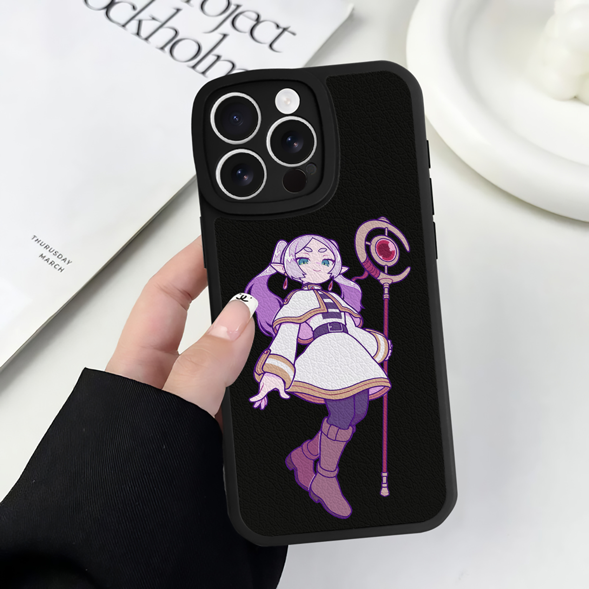 （画像用） 葬送のフリーレン Frieren 【iPhone 16シリーズ対応】シリコンスマホケース（レザー調） 材質：シリコン